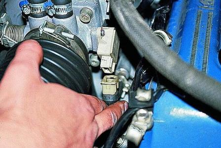 Removing and installing the throttle assembly of a Gazelle car