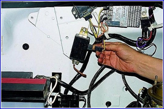 Überprüfen und Ersetzen der Bürsten von der Generator und Spannungsregler des Gazelle-Autos