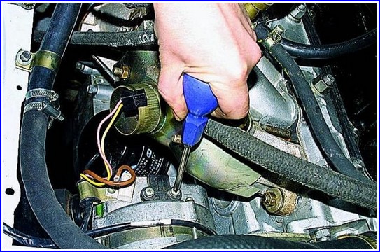 Revisando y reemplazando las escobillas del el generador y regulador de voltaje del coche Gazelle