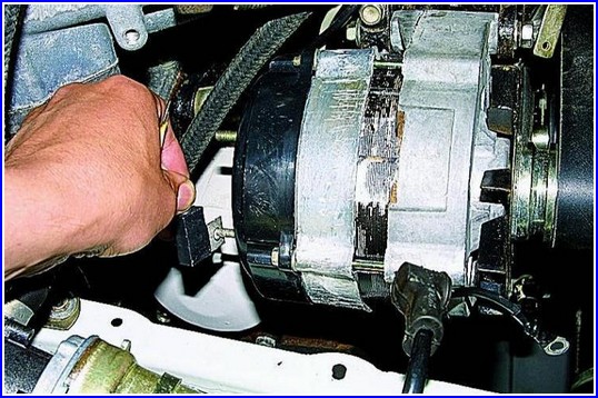 Revisando y reemplazando las escobillas del el generador y regulador de tensión del coche Gazelle