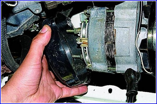Revisando y reemplazando las escobillas del el generador y regulador de tensión del coche Gazelle