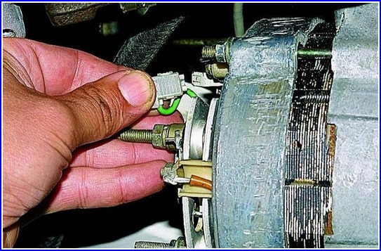 Überprüfen und Ersetzen der Bürsten von der Generator und Spannungsregler des Gazelle-Autos