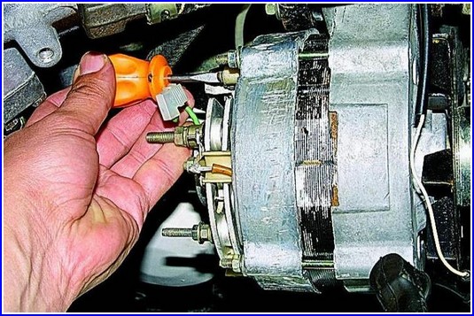 Перевірка та заміна щіток генератора та регулятора напруги автомобіля Газель