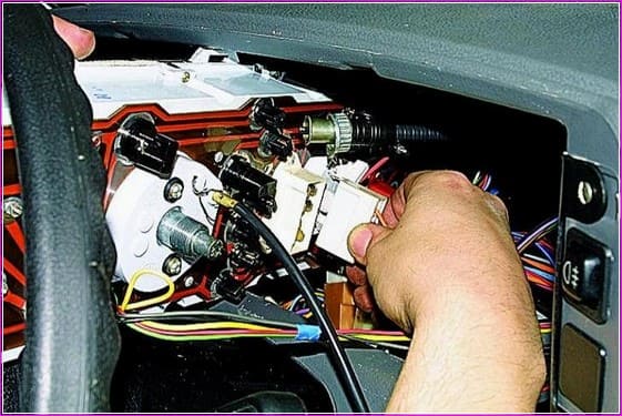 Removing and installing the Gazelle instrument cluster