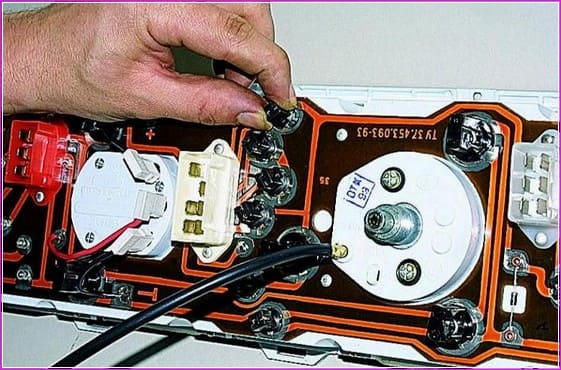 Removing and installing the Gazelle instrument cluster