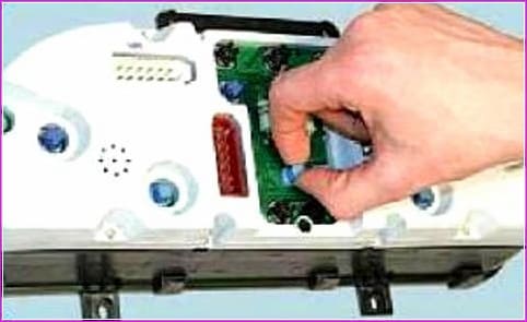 Removing and installing the Gazelle instrument cluster