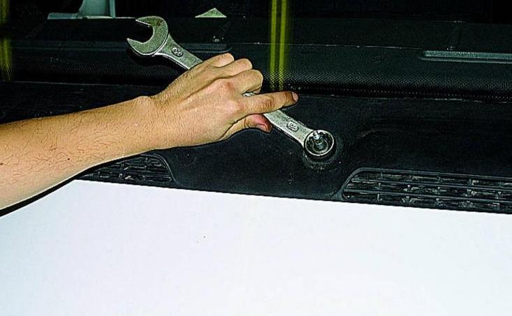 Проверка и замена стеклоочистителя автомобиля Газель