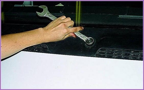 Checking and replacing a windshield wiper of a Gazelle car