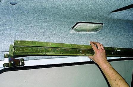 Retirando los mecanismos de la puerta corrediza del carro Gazelle car