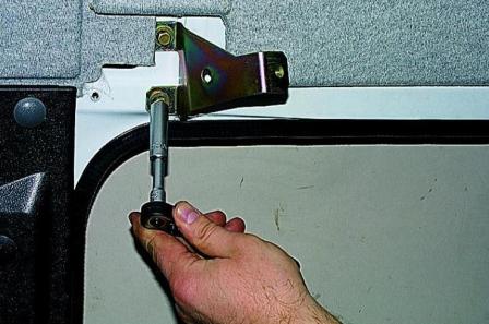 Retirando los mecanismos de la puerta corrediza del carro Gazelle car
