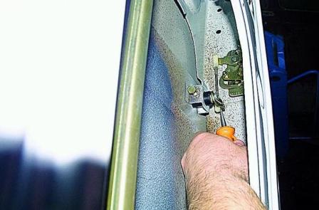 Газель автокөлігінің алдыңғы есігінің қаптауын және құлпын шешу