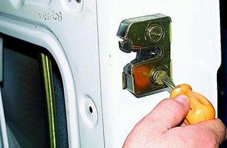 Газель автокөлігінің алдыңғы есігінің қаптауын және құлпын шешу