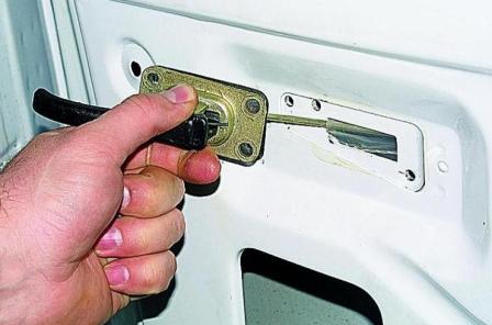 Газель автокөлігінің алдыңғы есігінің қаптауын және құлпын шешу