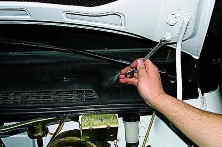 Entfernen und Installieren der Motorhaube und ihrer Schloss eines Gazelle-Autos