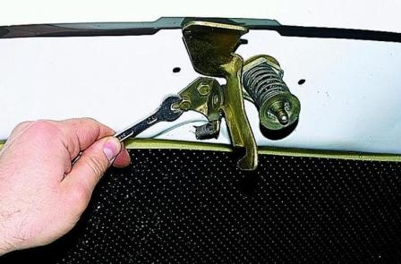 Cómo quitar e instalar el capó y su cerradura candado de un coche Gazelle