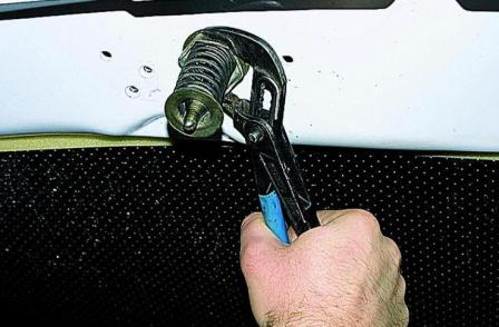 Cómo quitar e instalar el capó y su cerradura candado de un coche Gazelle