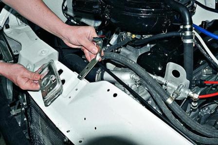 How to remove and install the hood and its lock of a Gazelle car