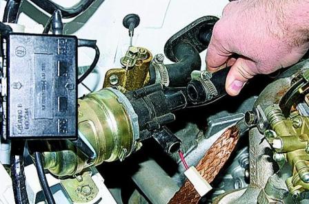 Removing the heater tap and additional heater pump of the Gazelle car