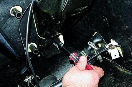 Retirar e instalar el calentador principal de un automóvil Gazelle
