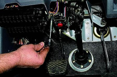 Retirar el conjunto de pedales de un automóvil Gazelle