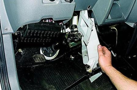 Retirar el conjunto de pedales de un automóvil Gazelle