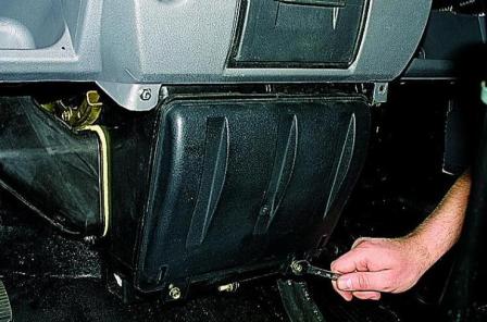 Retirar e instalar el radiador de calefacción de un automóvil Gazelle
