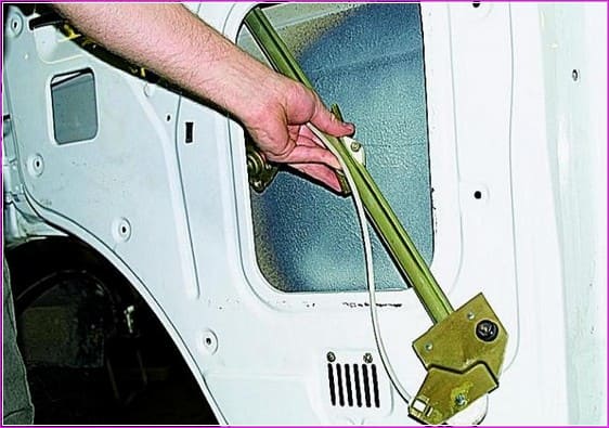 Reparatur der Haustür des Gazelle-Autos