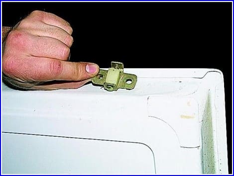 Reparatur der hinteren Türen des Gazelle-Lieferwagens