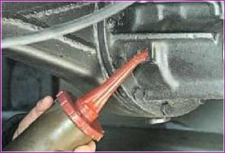 Cambio de aceite en la caja de cambios del eje trasero de un automóvil Gazelle