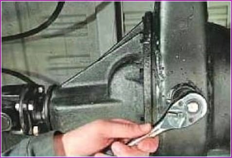 Oil change in the rear axle gearbox of a Gazelle car