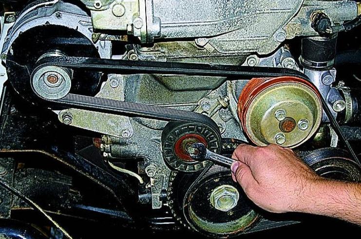 Replacing and adjusting the tension of the drive belt 
