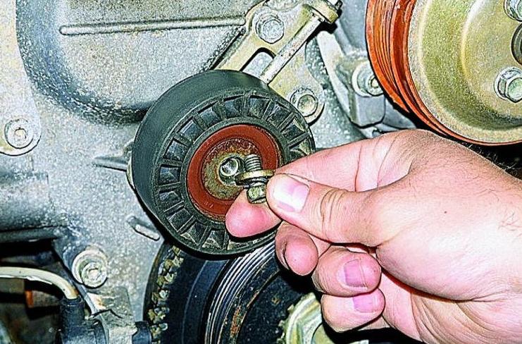 Replacing and adjusting the tension of the accessory drive belt 