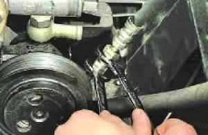 Removing and repairing the power steering pump of a Gazelle car