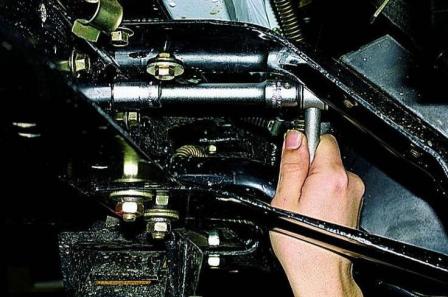 How to remove the steering gear of a Gazelle car