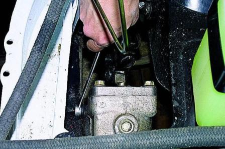 How to remove the steering gear of a Gazelle car