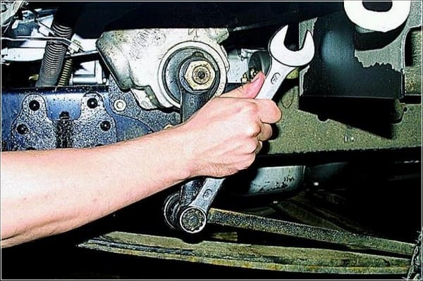 Replacement of steering rods and their hinges of the car Gazelle