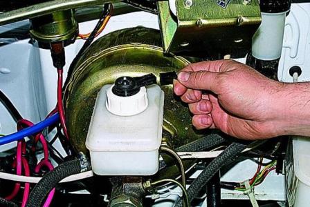 Removing the brake master cylinder of a Gazelle