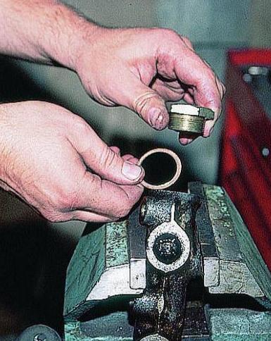 Replacing the cuffs of the main brake cylinder of a Gazelle car
