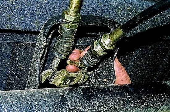 Reparatur und Einstellung der Feststellbremse eines Gazelle-Autos Auto