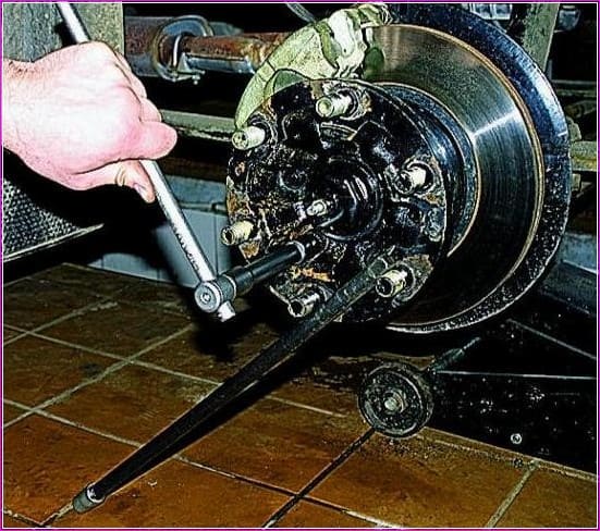 Replacing the brake disc of the front wheel of a Gazelle car