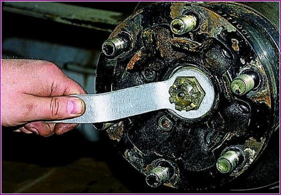 Replacing the brake disc of the front wheel of a Gazelle car