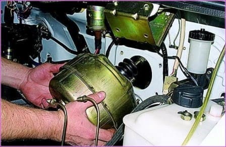 Reemplazo del servofreno de vacío de un automóvil Gazelle 
