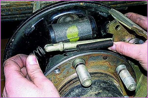 Как заменить тормозной барабан и колодки задних колес Газель