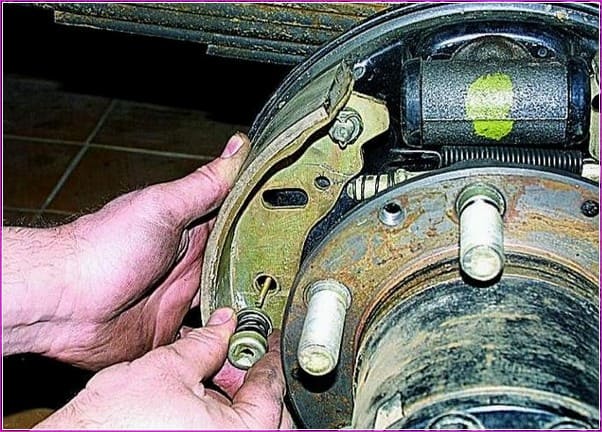 How to replace the brake drum and pads on the rear wheels of a Gazelle