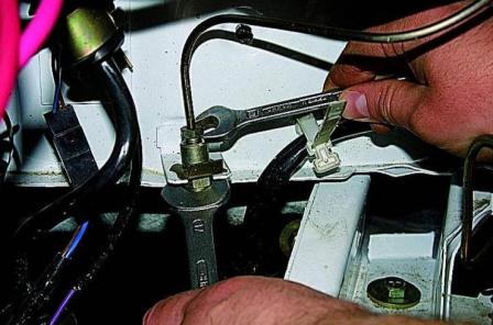 Austausch des hydraulischen Kupplungsschlauchs eines Gazelle-Autos