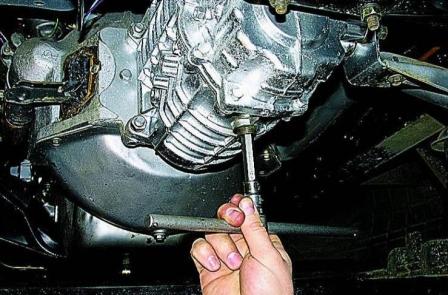 How to change the gearbox oil in a Gazelle car
