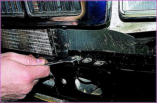 Aus- und Einbau eines Ölkühlers bei einem Auto la Gazelle