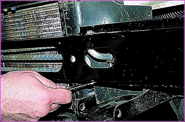 Зняття та встановлення масляного радіатора автомобіля Газель