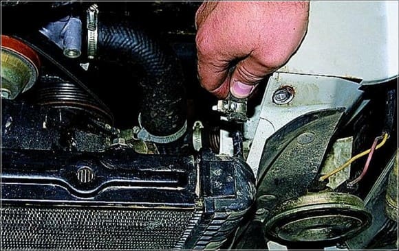 Cómo reemplazar un radiador de automóvil Gazelle