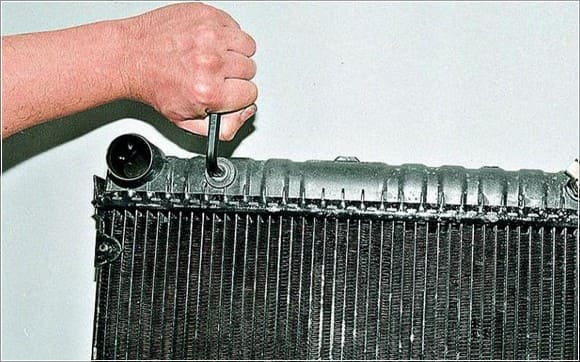 Cómo reemplazar un radiador de automóvil Gazelle